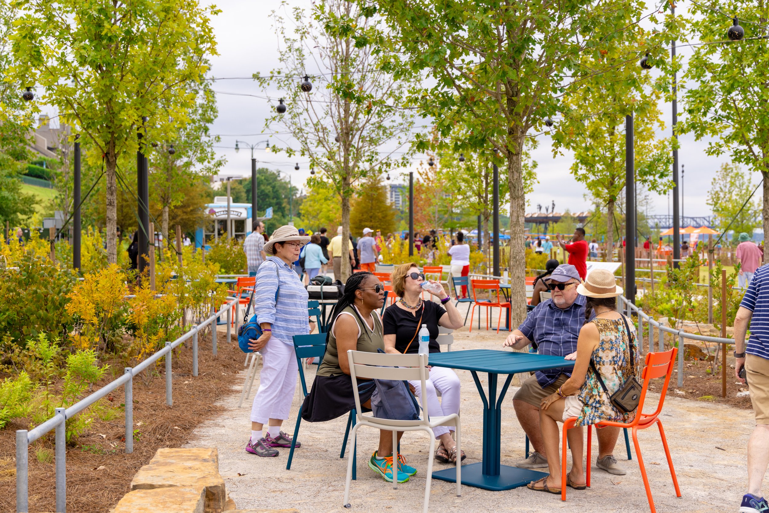 Benches and family-friendly riverfront setting at Tom Lee Park