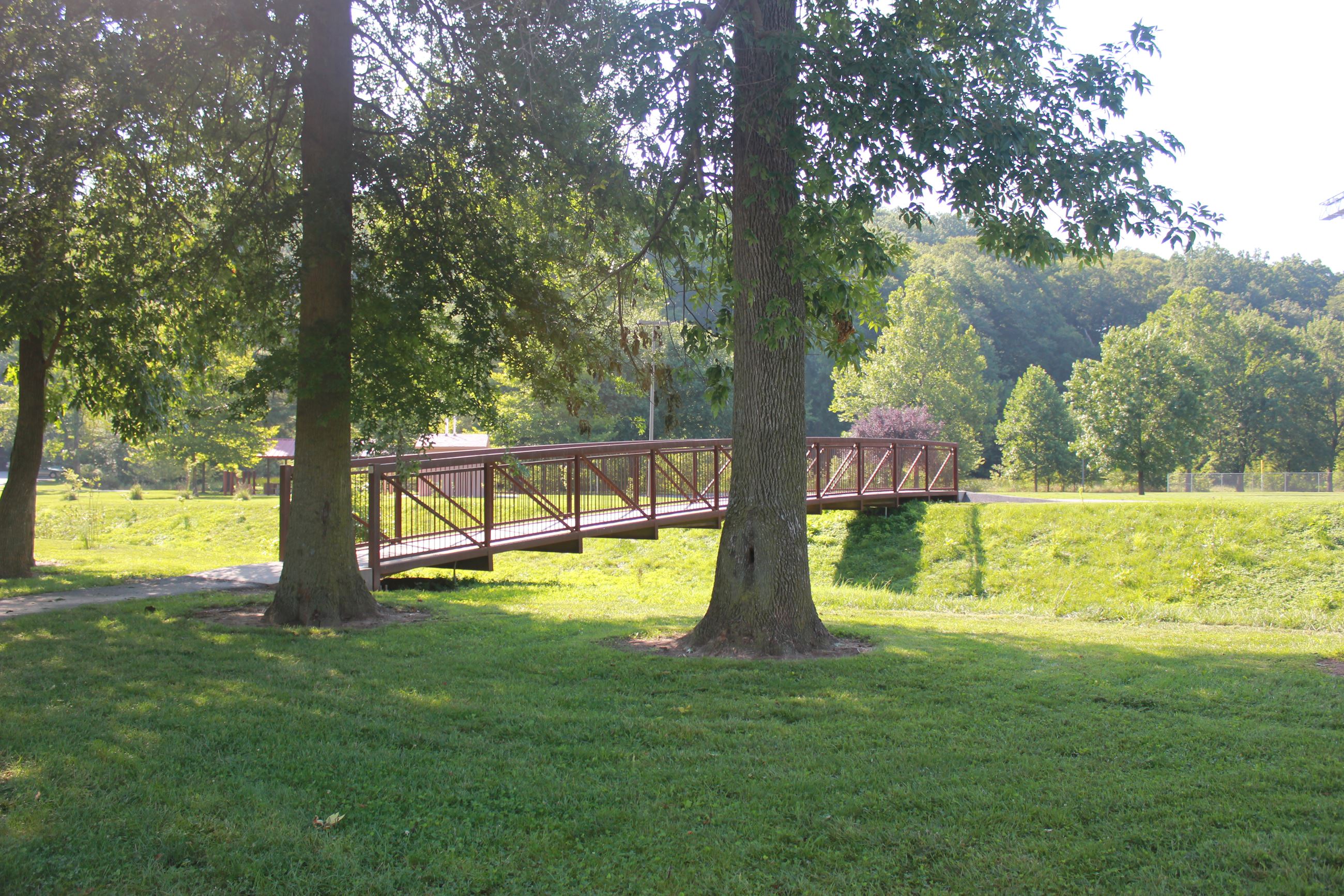 Footbridge and grassy park setting at Pinecliff Park