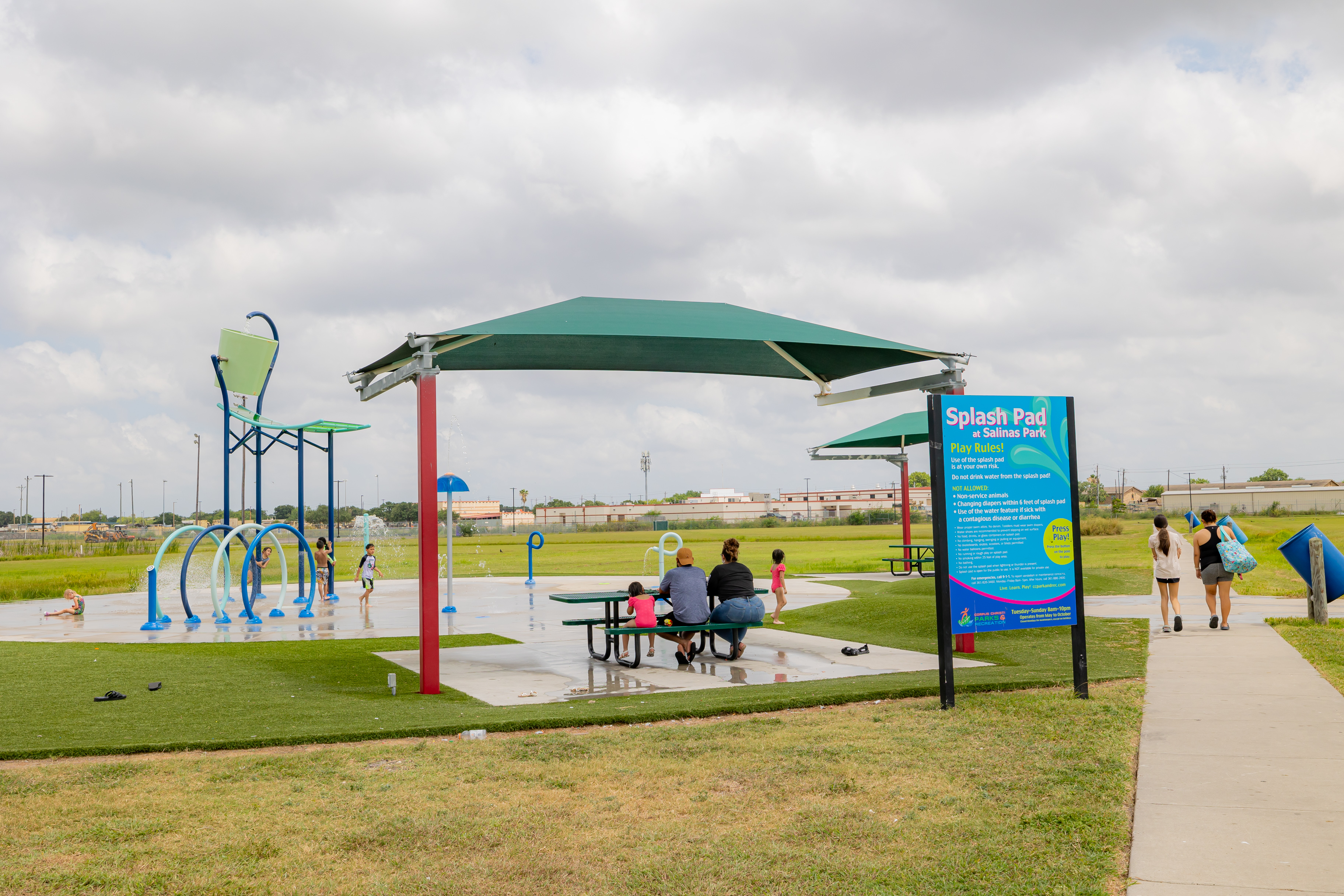 Picnic seating near the Salinas Park splash pad