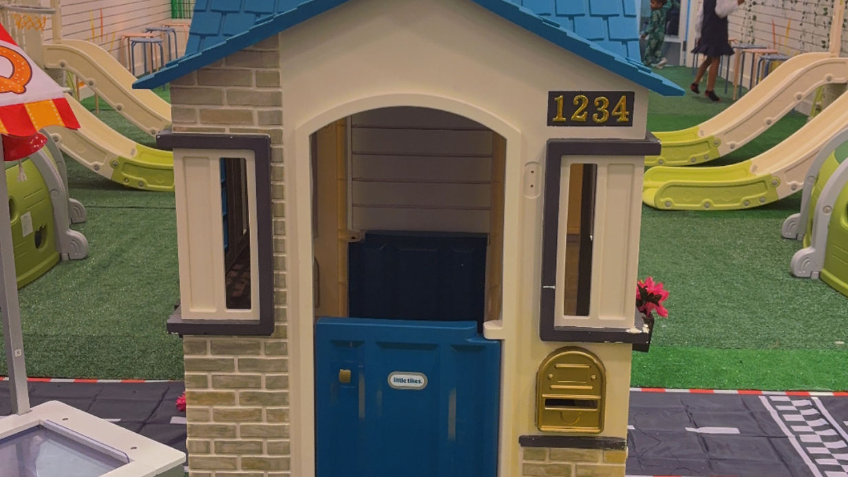 Pretend-play and climbing area at Eisland's Indoor Playground