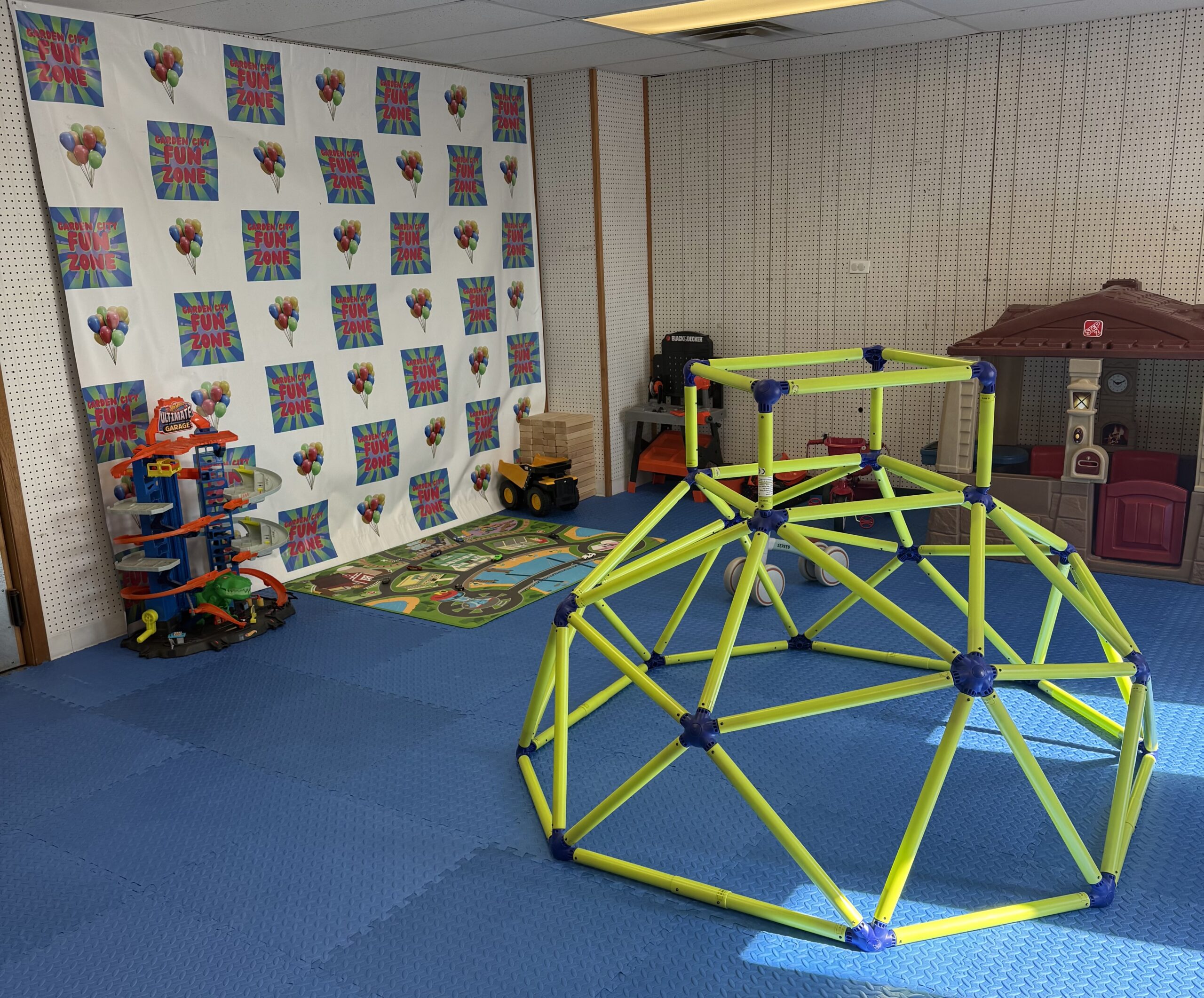 Open floor play area with climbing dome at Garden City Fun Zone