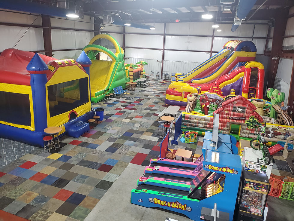 Overview of the inflatable floor and arcade machines at Jump Mania.