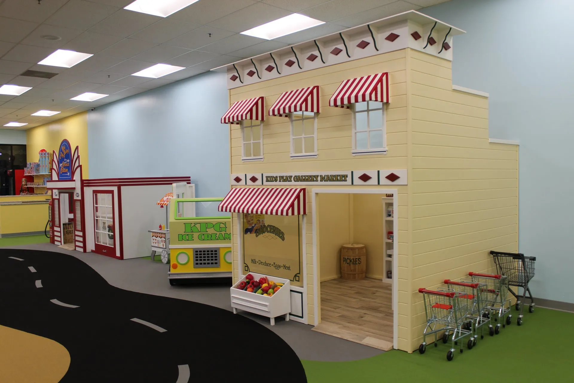 Family seating and play space at Kids Play Gallery.