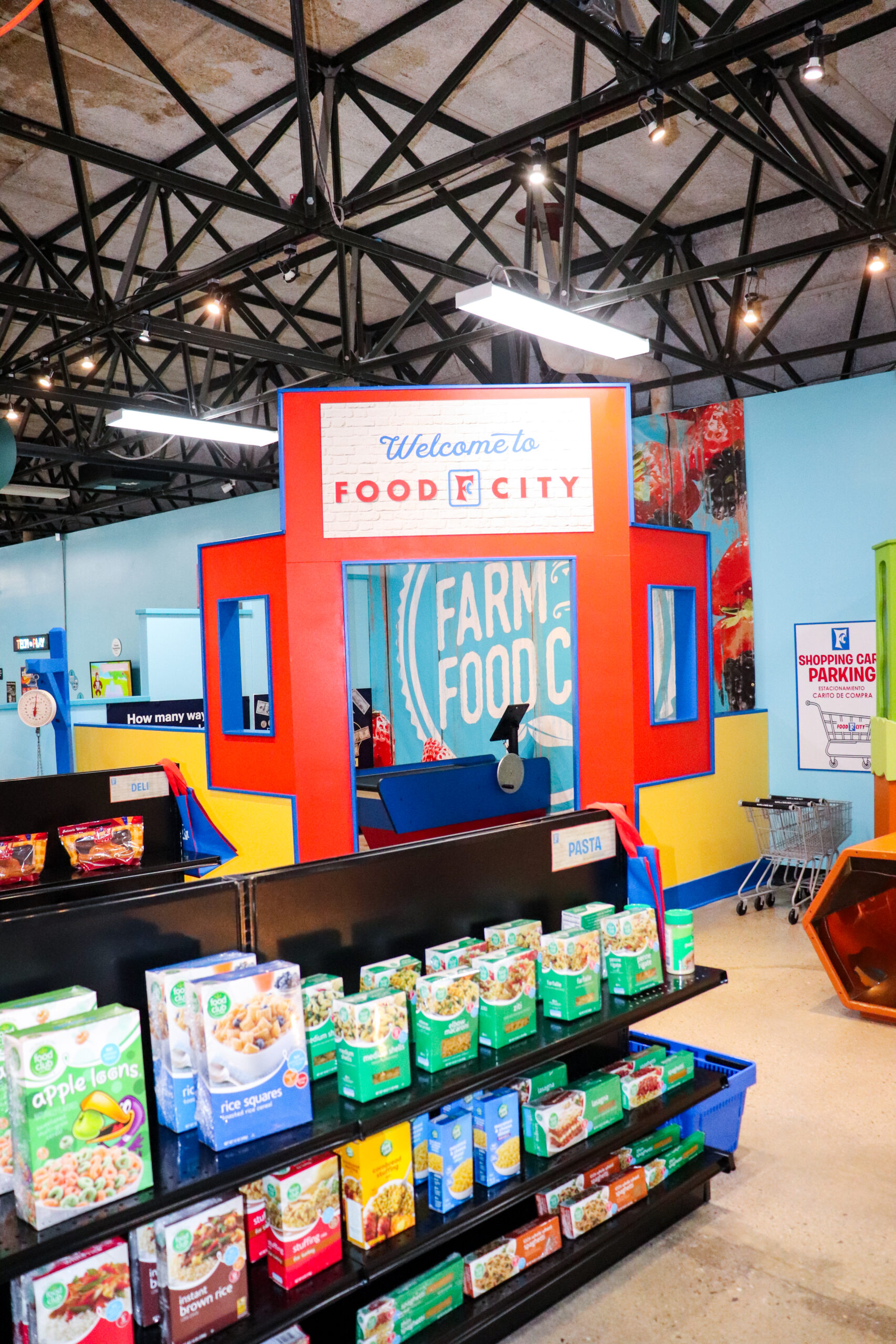 Children playing in the Mini Food City exhibit at Muse Knoxville.