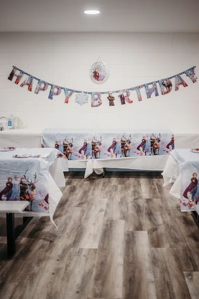 Decorated party table setup at PlayPalz Indoor Playground Chattanooga.