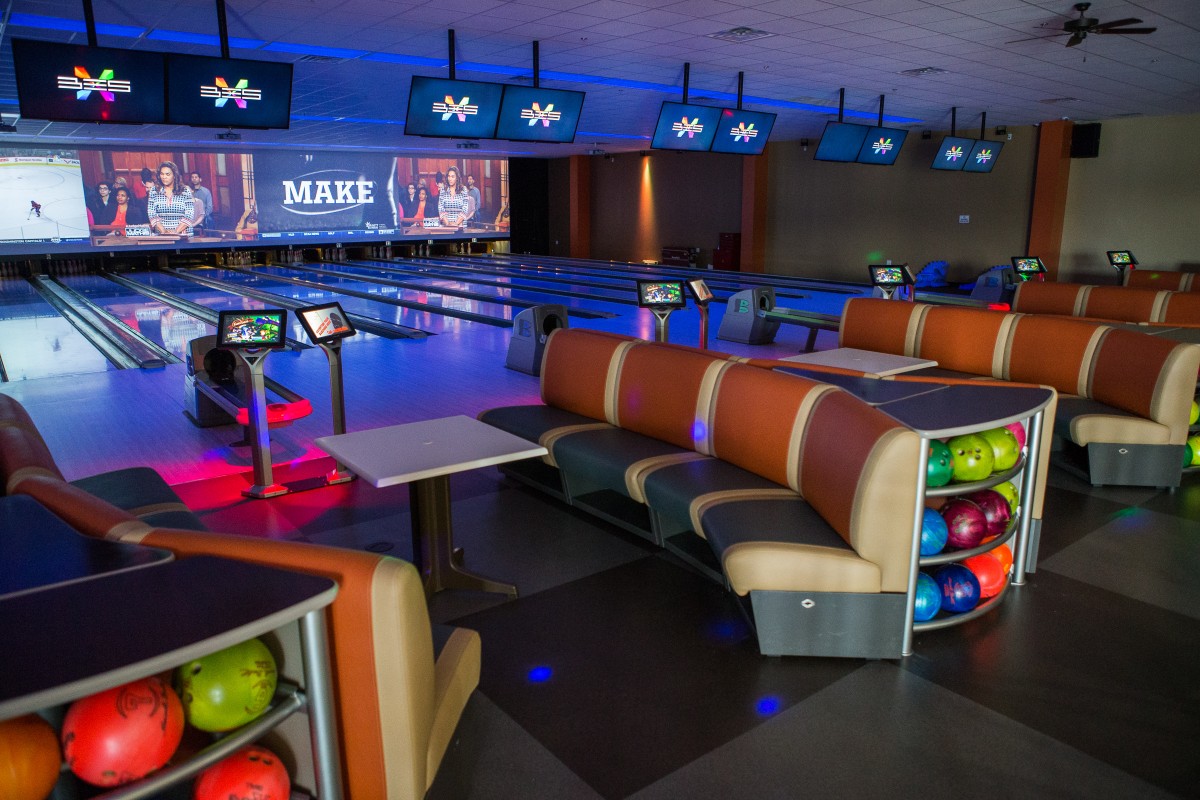 Bowling lanes at Event Zona Meridian