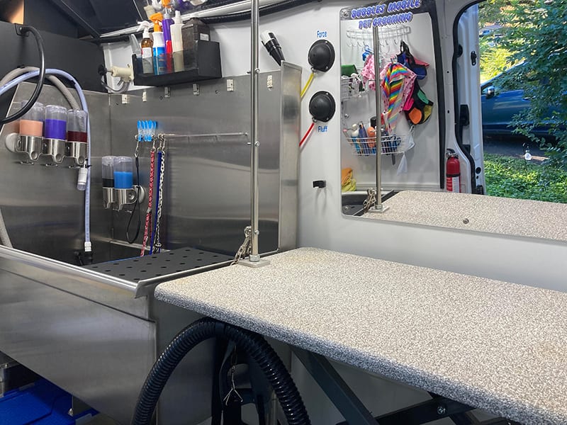 Hydraulic grooming table inside the mobile van