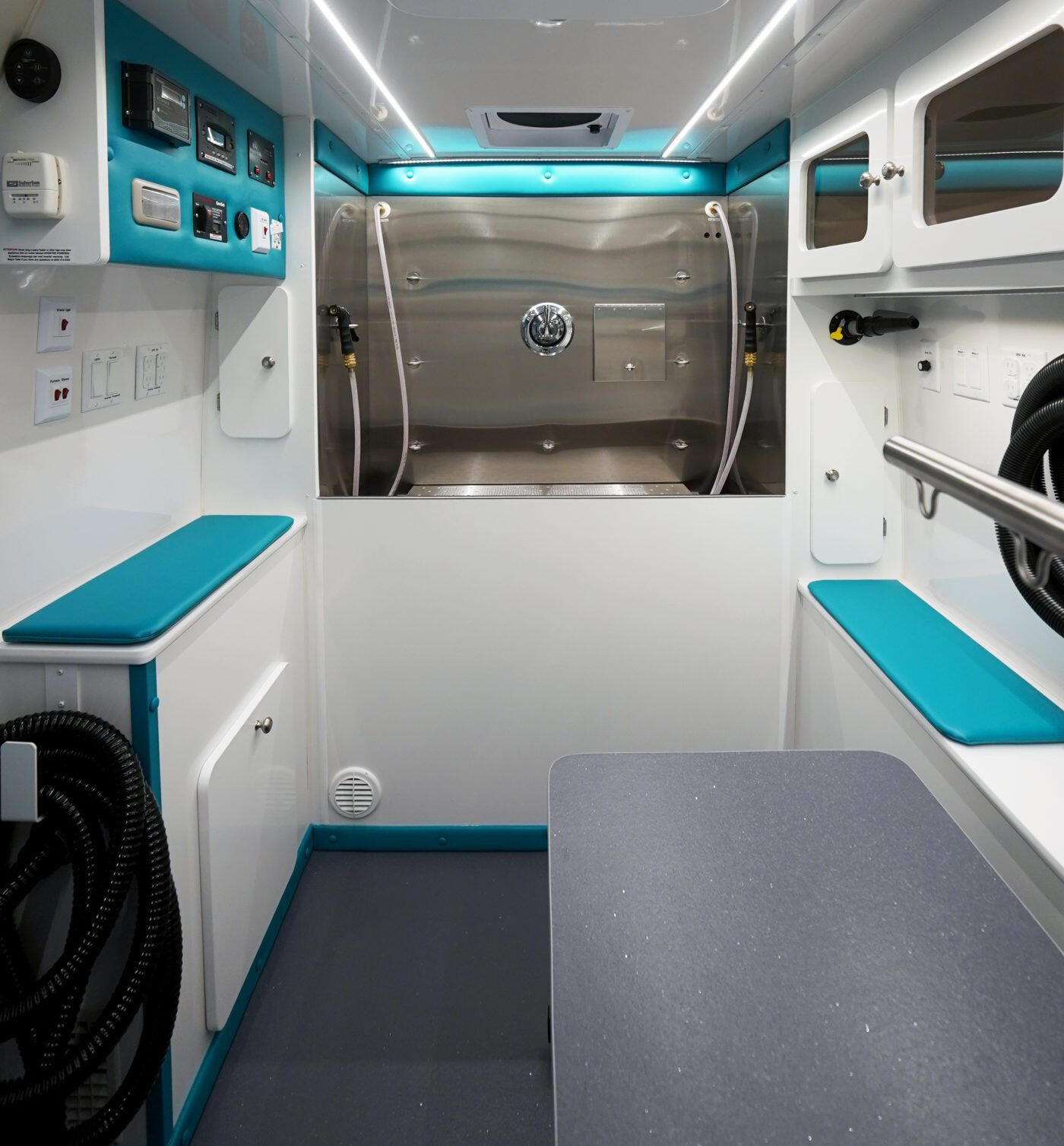 Additional Deluxe Pups Mobile Pet Salon dog grooming image