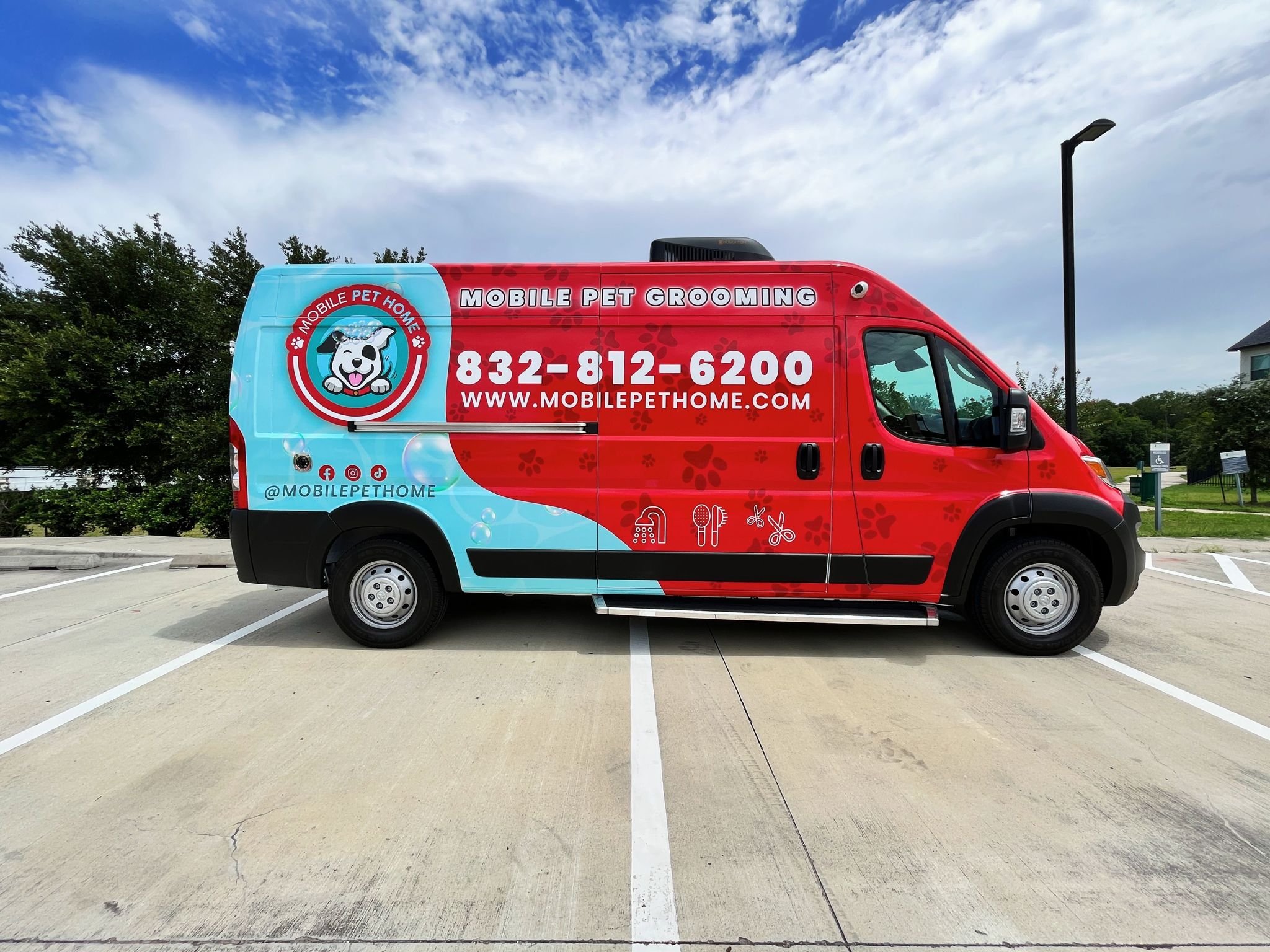 Mobile Pet Home van exterior