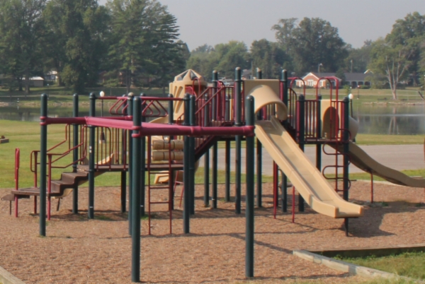 City Lake Park splash park and nearby playground area.