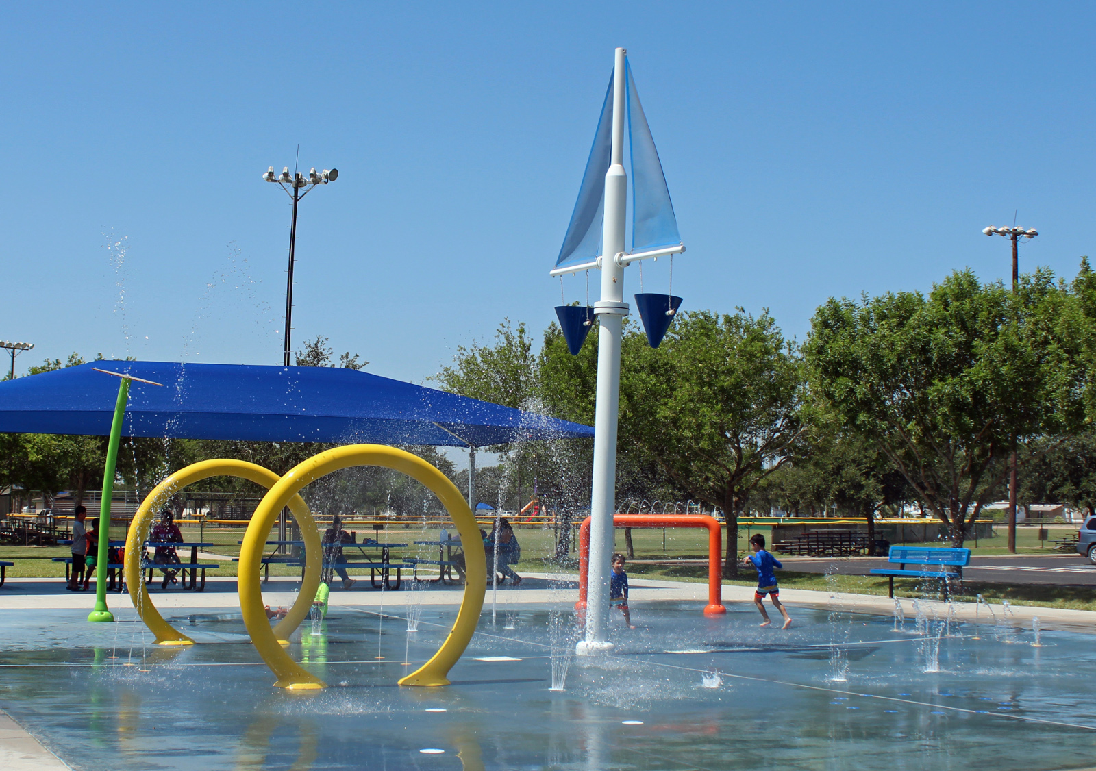 Wide view of the Weslaco splash pad at Isaac D. Rodriguez Park.