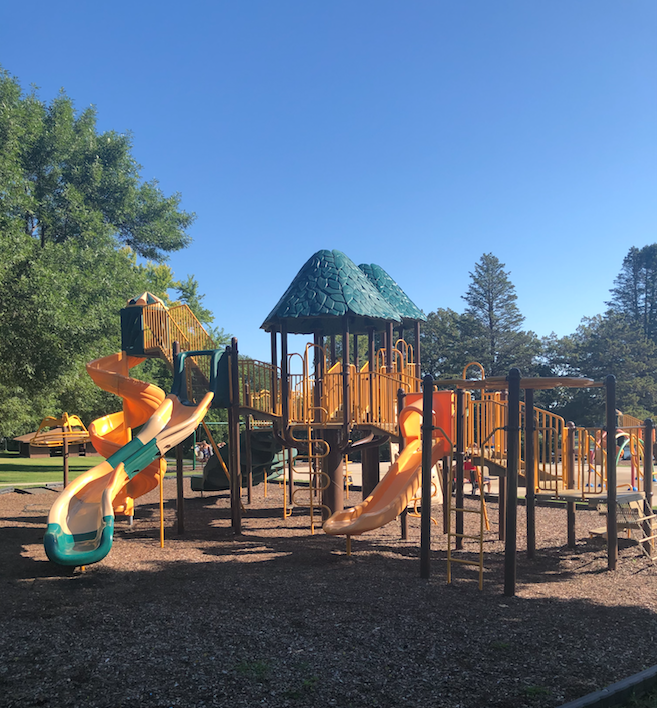 Memorial Park splash pad promotional image from the Okoboji tourism listing.