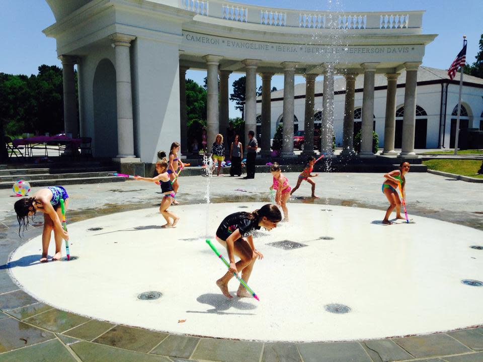 Children at the splash pad under Parc Lafayette's colonnade.