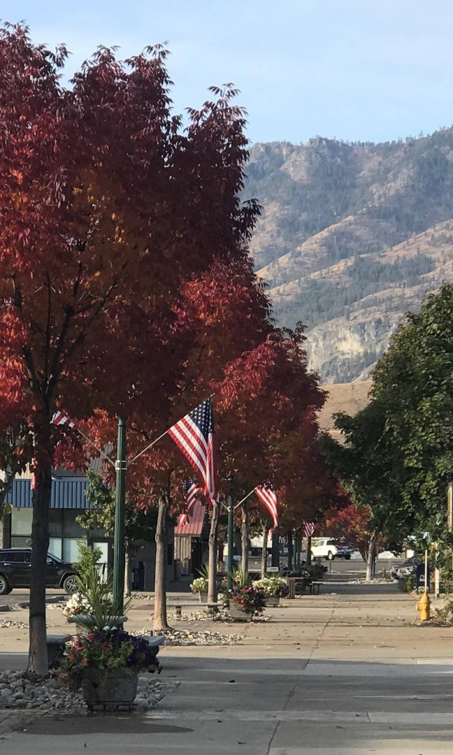 Pedestrian mall setting in downtown Pateros.