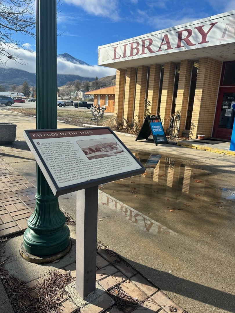 Amenities near the Pateros Mall splash pad including civic and downtown services.