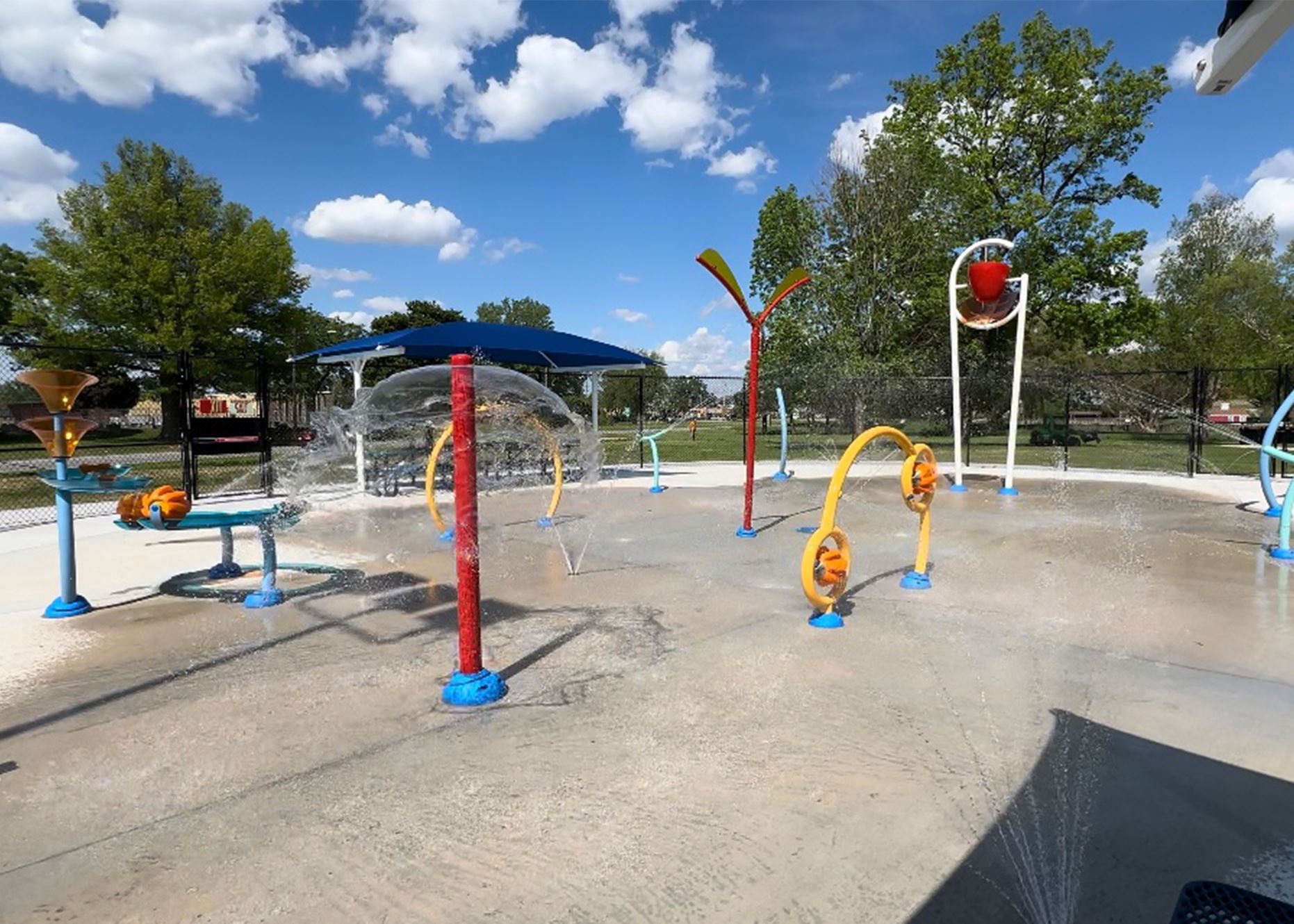 Wide view of Riverside Riverslide splash pad area.