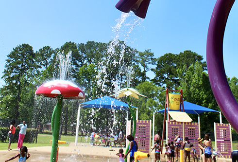 Wide view of Shiloh Splash Park water-play area.