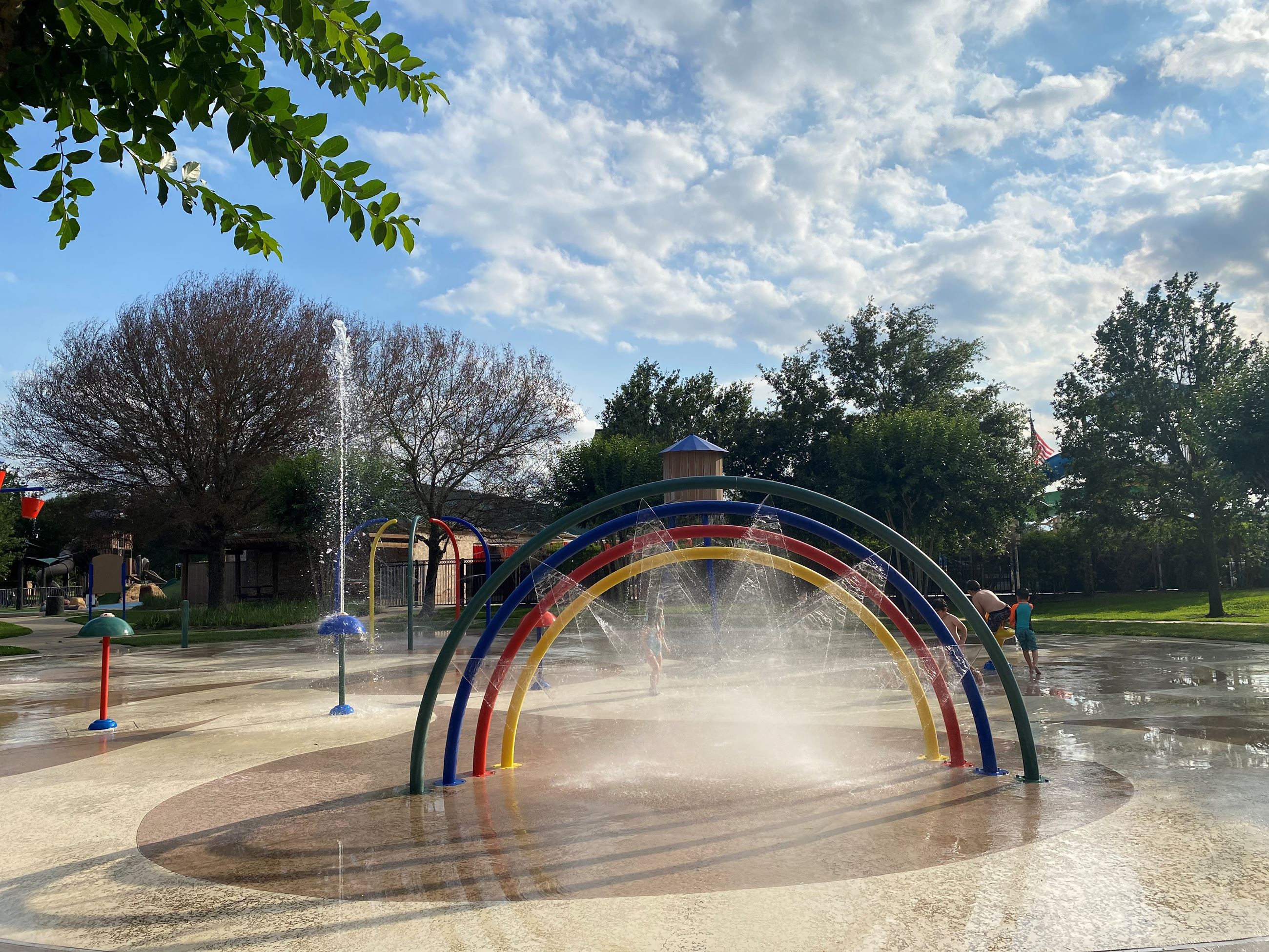 Wide angle view of the RiverPark splash pad in Sugar Land.