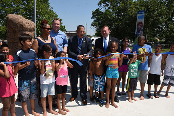 Wide view of kids using the sprayground at Von Nieda Park.