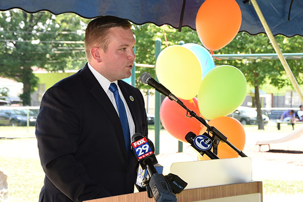 Children playing among spray jets at Von Nieda Park.