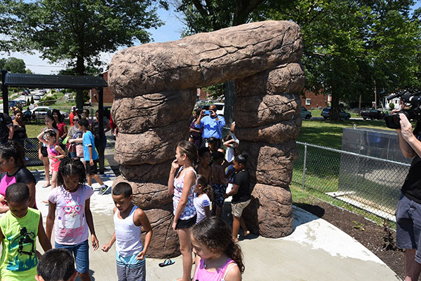 Sprayground scene at Von Nieda Park with nearby park context.